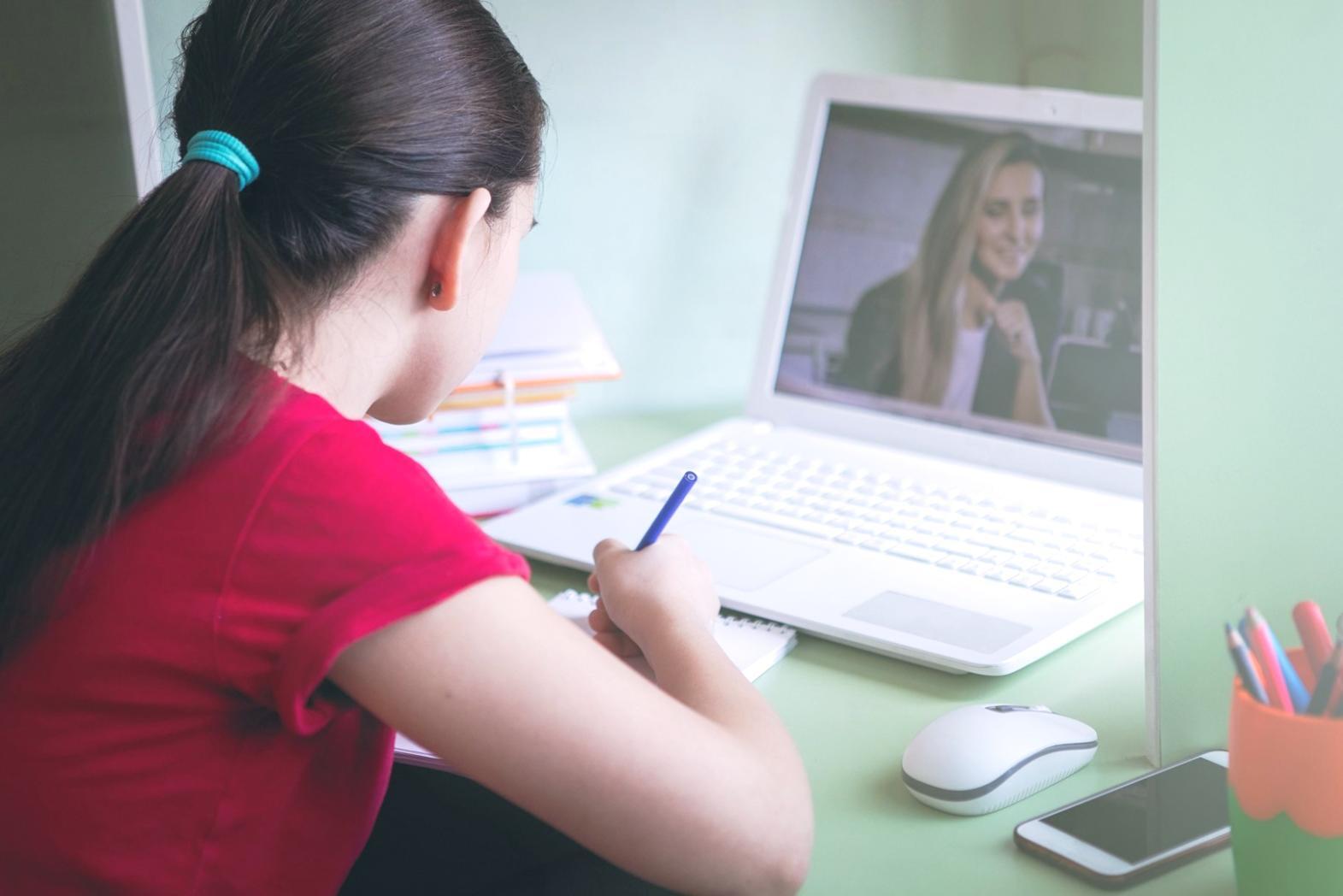 Estudiante trabajando en configuración de servidor durante taller práctico