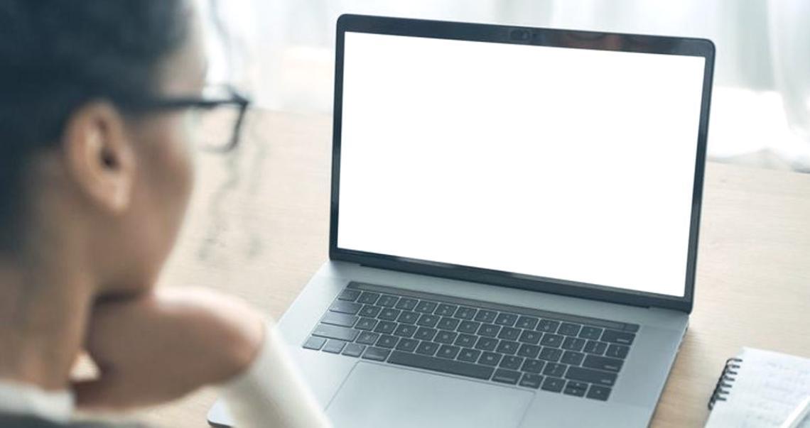 Estudiantes colaborando en resolución de incidentes de servidor